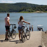 Asel-Stein - Blick auf den Edersee, die Fähre und nach Asel-Süd