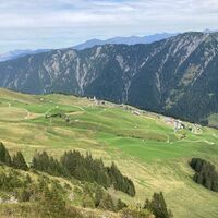 Blick nach Tenna vom Weg Richtung Piz Fess