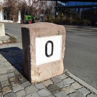 Mit dem Kilometerstein "0" beginnt in Bruck die Großglockner Hochalpenstraße.