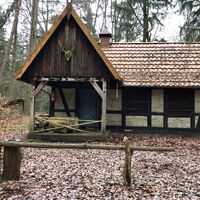 Hütte zur Schule