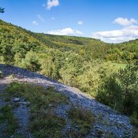 Schieferhalde mit Fernblick