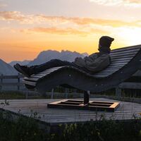 Gschwandtkopf Speichersee - Person liegt auf Liege und schaut Richtung Sonnenaufgang.jpg