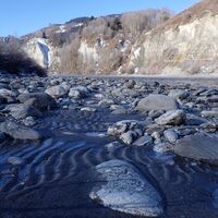 Der gefrorene Sand am Rheinufer in Castrisch / Isla Sut