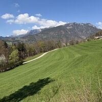Auf der Friedhofstraße dann bergab, hier in einer Linkskurve erneut schöner Raxblick (siehe auch Titelfoto)