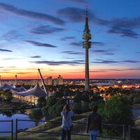 Olympiapark mit Olympiaturm am Abend