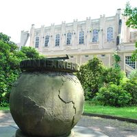 Meridianstein mit der Stadthalle, Görlitz