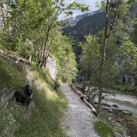 Stets gehts nahe der Schwarza dahin