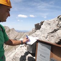Klettersteigbuch am Ende des Klettersteigs wenige Meter unterm Gipfelkreuz