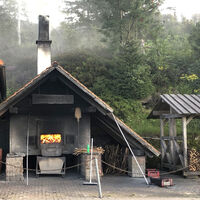 Knisterndes Feuer im Brotbackofen am Mummelsee