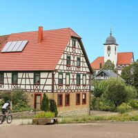 Mulfingen-Hollenbach mit Kirche und Fachwerk