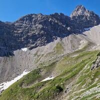 Gegenüber sieht man den Aufstiegsweg zum Mintschejoch, hier wurden früher Schafe zur Gufelalm getrieben. Rechts oben die kleine Leiterspitze.