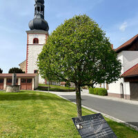 Kirche Berkach mit Mahntafel