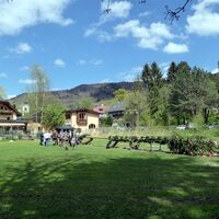 Maibaumaufstellen in St. Jakob. Das Brauchtum spielt, vor allem dank der Jakobischützen, eine große Rolle.