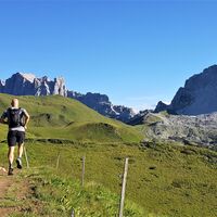 Trailrunner im Prättigau zwischen dem Carschinasee und der Carschinahütte SAC. Im Hintergrund die Sulzfluh und Drusenfluh.