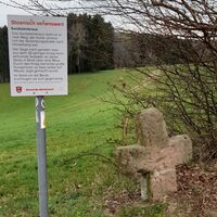 Sandsteinkreuz unweit dem Sattel der Straße zwischen Unterabtsteinach und Trösel