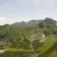 links Schwarzkogel, rechts davon Zwölferköpfl mit Kerschkern und vorgelagert die Stellmauer