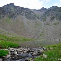 Eingebettet zwischen den Gipfeln, der „Mittlere Langtalsee“ (2380 hm).