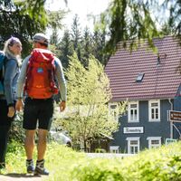 Wanderer kurz vor Bahnhof Rennsteig