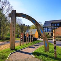 BLOCKLINE -Portal "Fische" in Mulda mit Infotafeln und Meilensteine