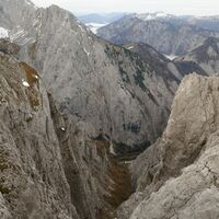 Tiefblick zum Unteren Ring, links die Adlermauer