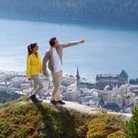 Wandern mit Sicht auf St. Moritz