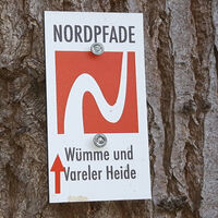 Markierungszeichen des NORDPFADES Wümme und Vareler Heide