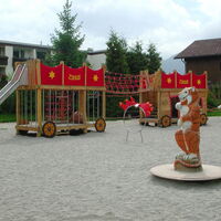 Spielen auf dem Zirkusspielplatz