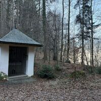 Und hier die Obermaierhofkapelle, mit Rastbankerl davor (Foto von dieser aus aufgenommen)
