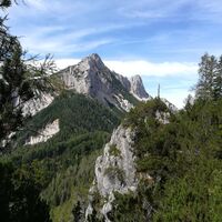 vor dem Kališnikturm: Blick zur Dicken Koschuta und zum Koschutnikturm