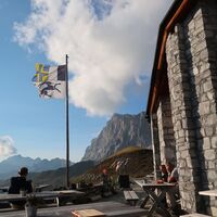 Ausklang des Tages auf der Terrasse der Carschinahütte