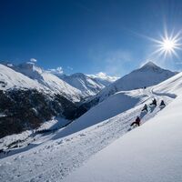 Abfahrt auf Kuven ins Tal... mit Blick auf das Bergsteigerdorf Vent und die Talleitspitze