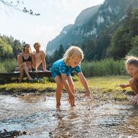 Kinder spielen am Berglsteinersee