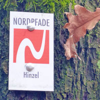 Markierungszeichen des NORDPFADES Hinzel