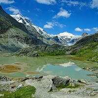 Die Berge spiegeln sich im Wasser, der Pasterzen Gletscher ragt in der Ferne auf und die bunten Farben sind kaum in Worte zu fassen!