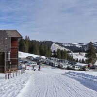 Ein großer Parkplatz beim Salzstiegelhaus