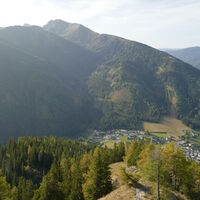 unter uns Hohentauern, darüber thront der Geierkogel