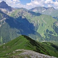 Blick hinüber zur Namloser Wetterspitze, unten dann auf den grasigen Grat der Normalweg Abstieg.