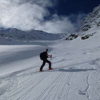 Die Geländeneigung ist auf 30° angestiegen, womit der weitere Anstieg nun mit zahlreichen Spitzkehren fortgesetzt wird.