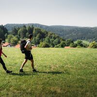 Wanderer beim Feriendorf Tieringen