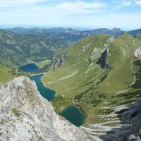 Ausblick am Gipfel der Lachenspitze über drei Seen