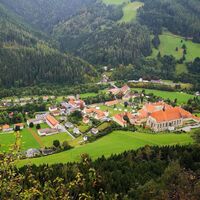 Blick auf Neuberg und das Stift