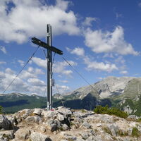 Das Gipfelkreuz mit dem Warscheneck im Hintergrund