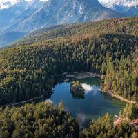 Möserer See im Herbst - Drohnenaufnahme mit Hohe Munde im Hintergrund.jpg