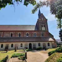 Pracht der Romanik: Backsteinkirche St. Marien in Beuster in der Altmark