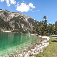 in der Schwarzenau - der Weg führt entlang des Sees nach Achenkirch