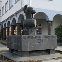 Mosel - Sehenswürdigkeiten - Zeller Schwarze Katz Brunnen - Stadt Zell - Querformat - ZellerLand