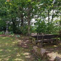 Sitzgruppe und Altar am Fuß des Kreuzberg in Clausen