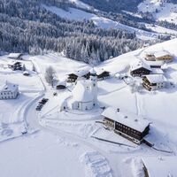 Wildschönau Thierbach Winter Dorf von oben.jpg