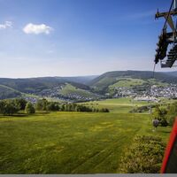 Blick auf Willingen aus der Gondel der Ettelsberg-Seilbahn