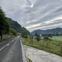 Nach einem kurzen Stück auf dem Radlweg/Fahrstraße hier wieder halbrechts auf Stufen auf die Trasse